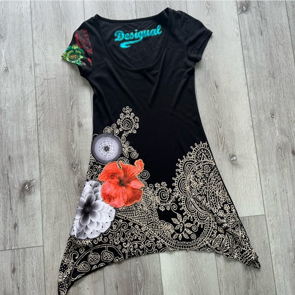 DESIGUAL ALACANT 40T2478 Short Sleeve T-Shirt Top Low Hem Applique Print Black S - Picture 1 of 8